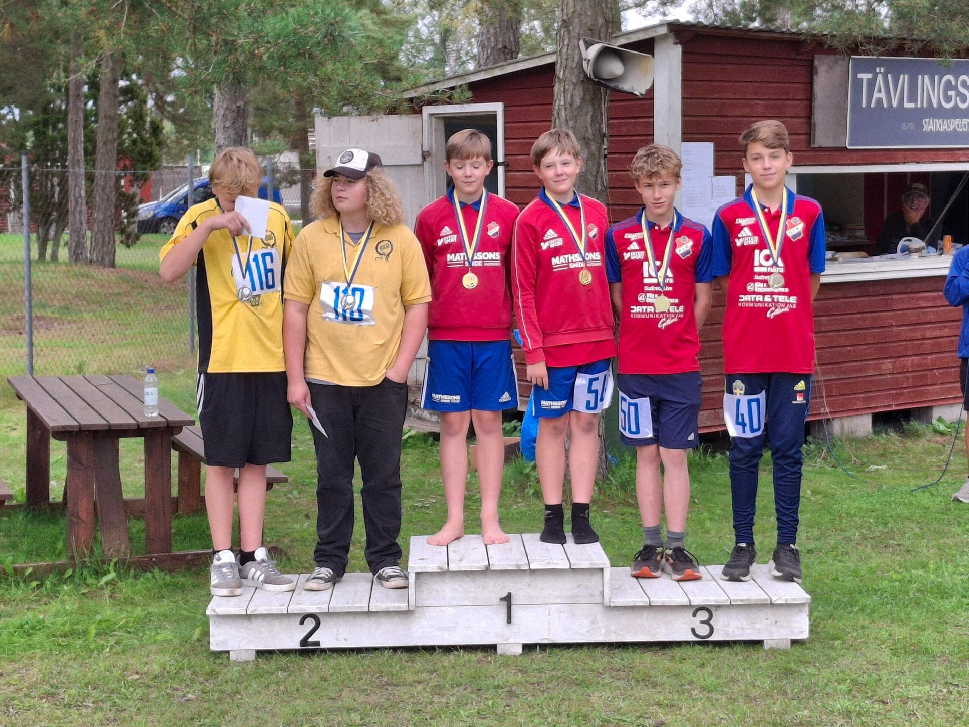 Ungdomspallen på SM Stånga — pojkar 12-15 år med medaljer hängande om halsen, klubbtröjor från Hablingbo IK och övriga klubbar